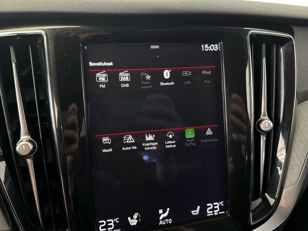 Volvo V60 2022 Musta