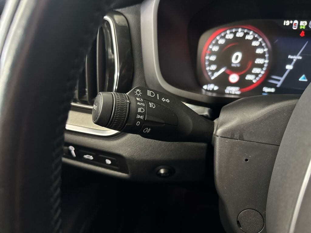 Volvo V60 2022 Musta