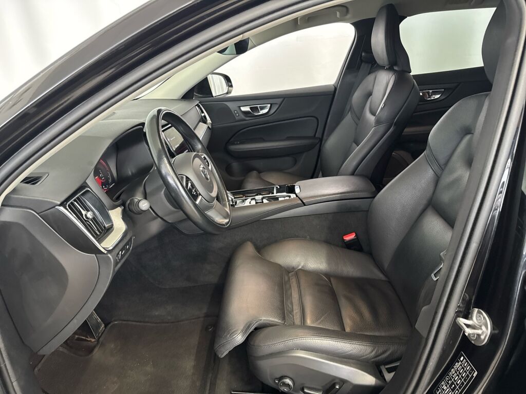 Volvo V60 2022 Musta