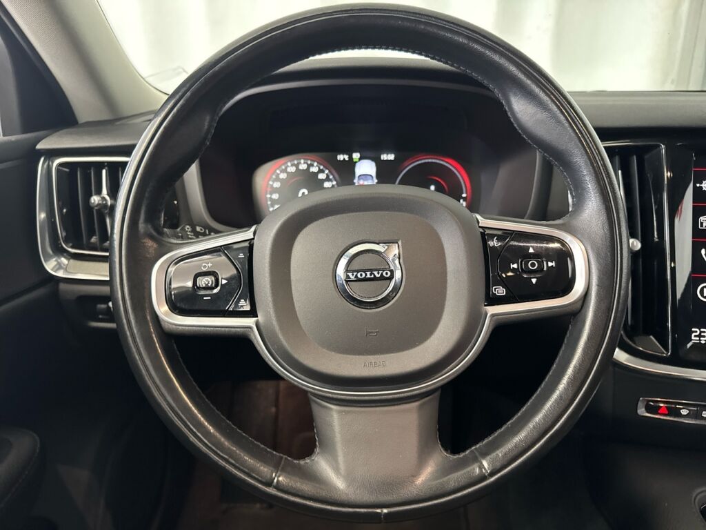 Volvo V60 2022 Musta