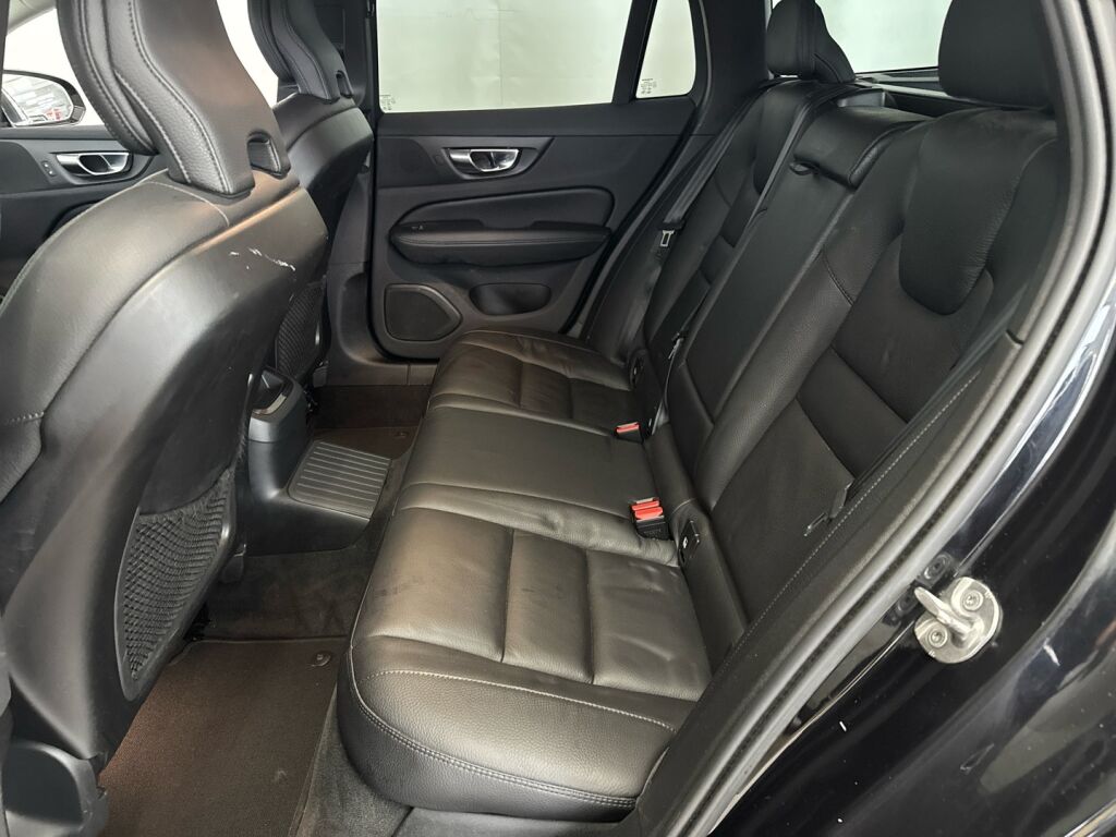 Volvo V60 2022 Musta