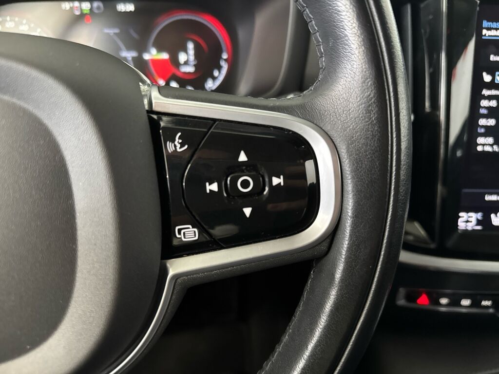 Volvo V60 2022 Musta