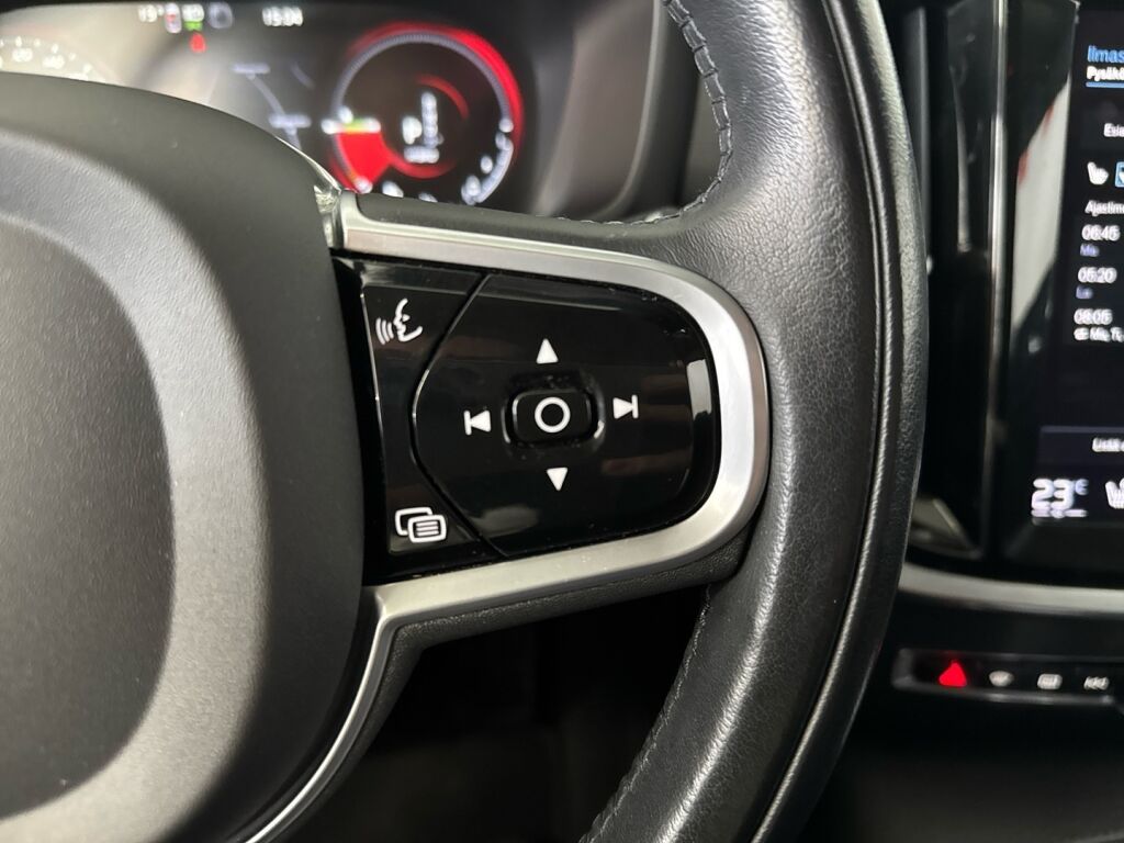 Volvo V60 2022 Musta