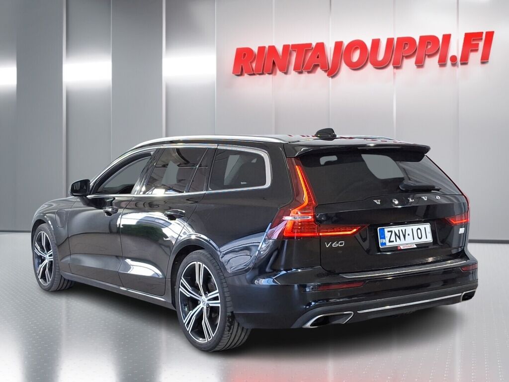 Volvo V60 2022 Musta