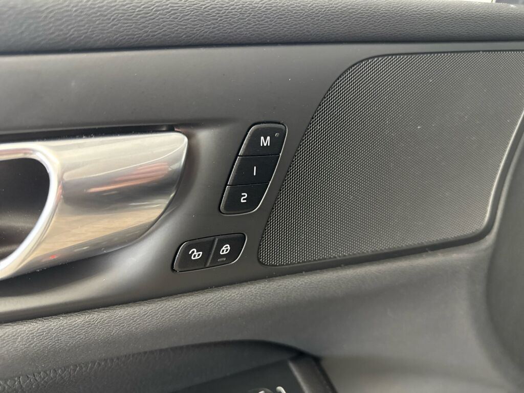 Volvo V60 2022 Musta