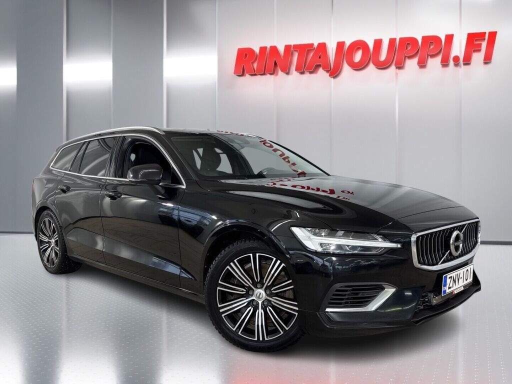 Volvo V60 2022 Musta