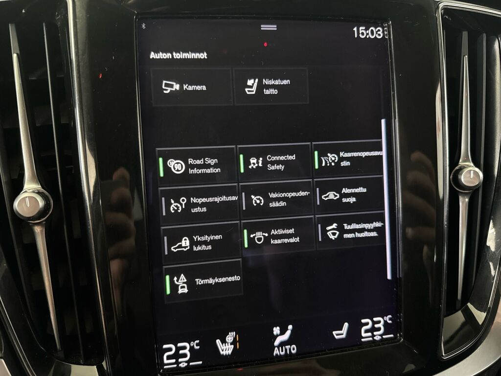 Volvo V60 2022 Musta