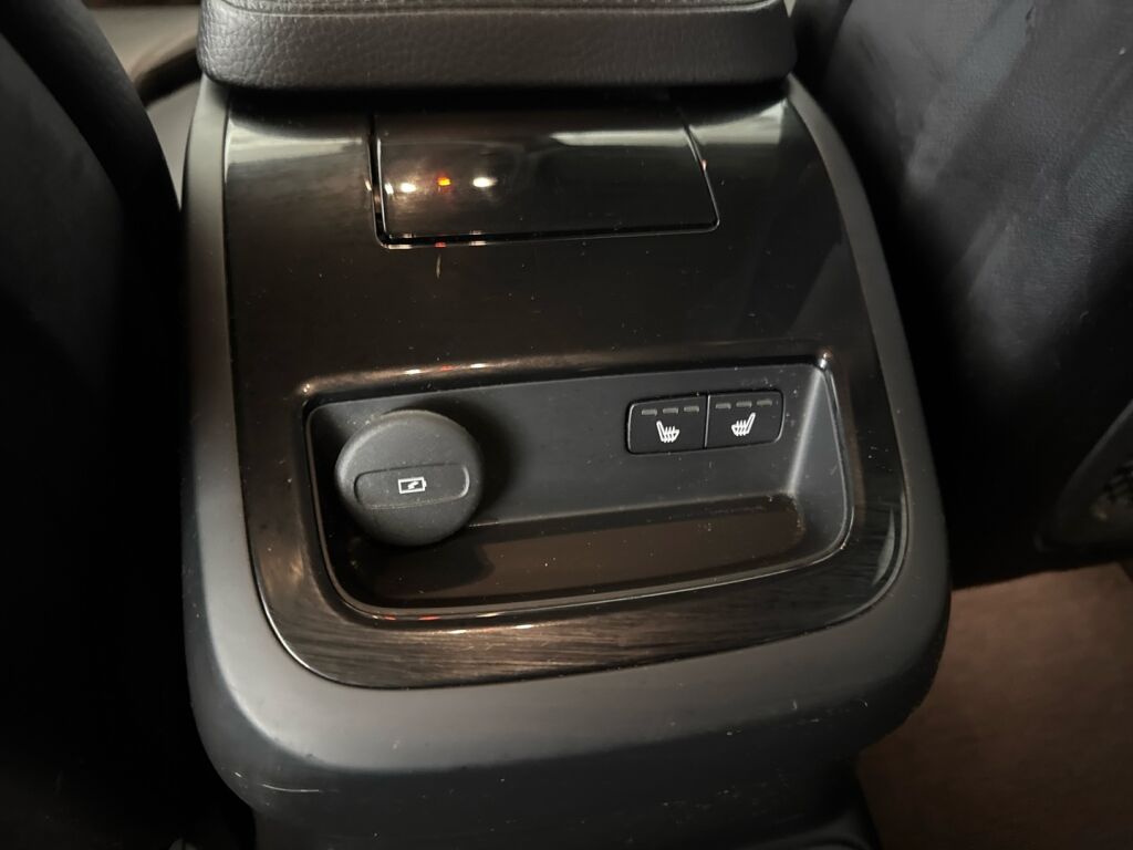 Volvo V60 2022 Musta