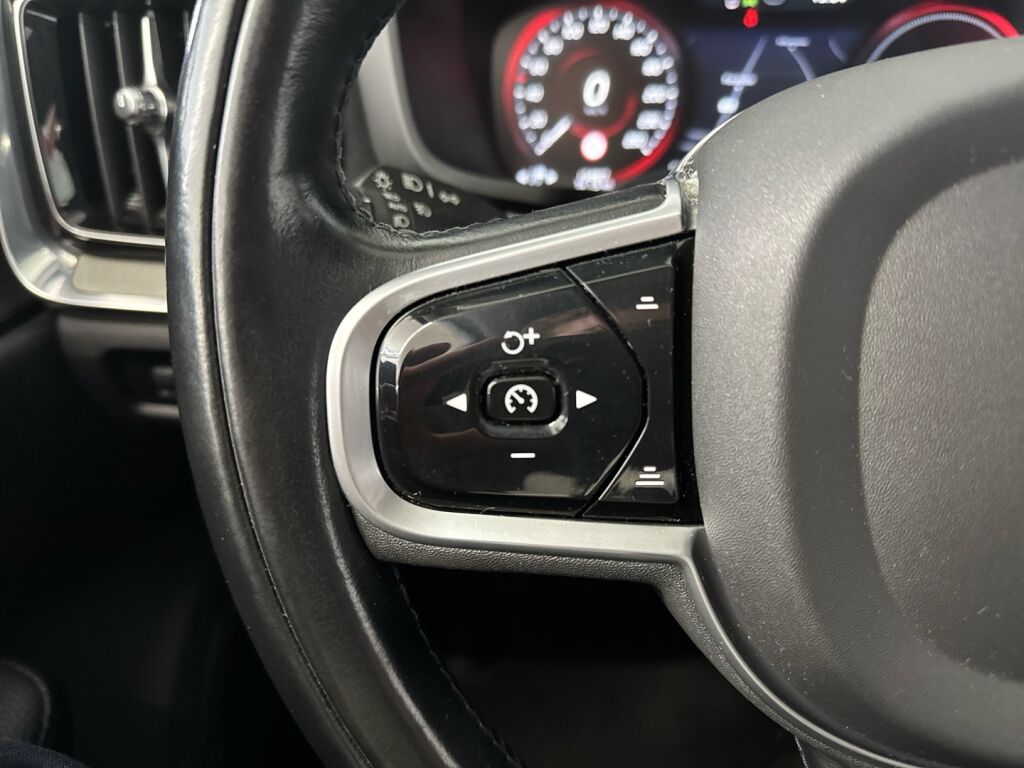 Volvo V60 2022 Musta