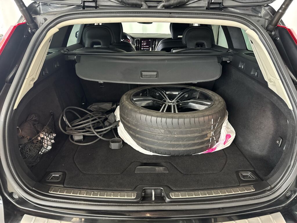 Volvo V60 2022 Musta