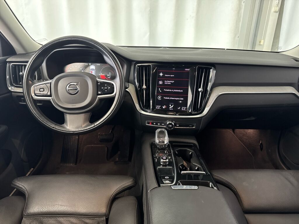 Volvo V60 2022 Musta