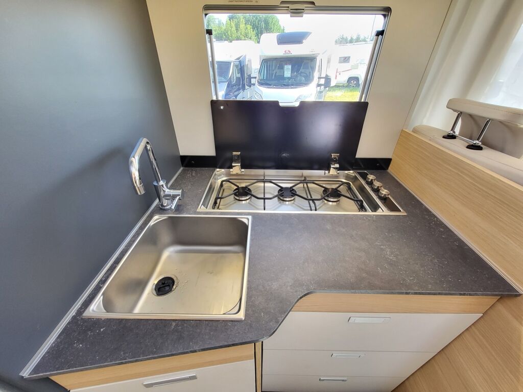 Adria Matrix Axess 670 SL 2023 Valkoinen
