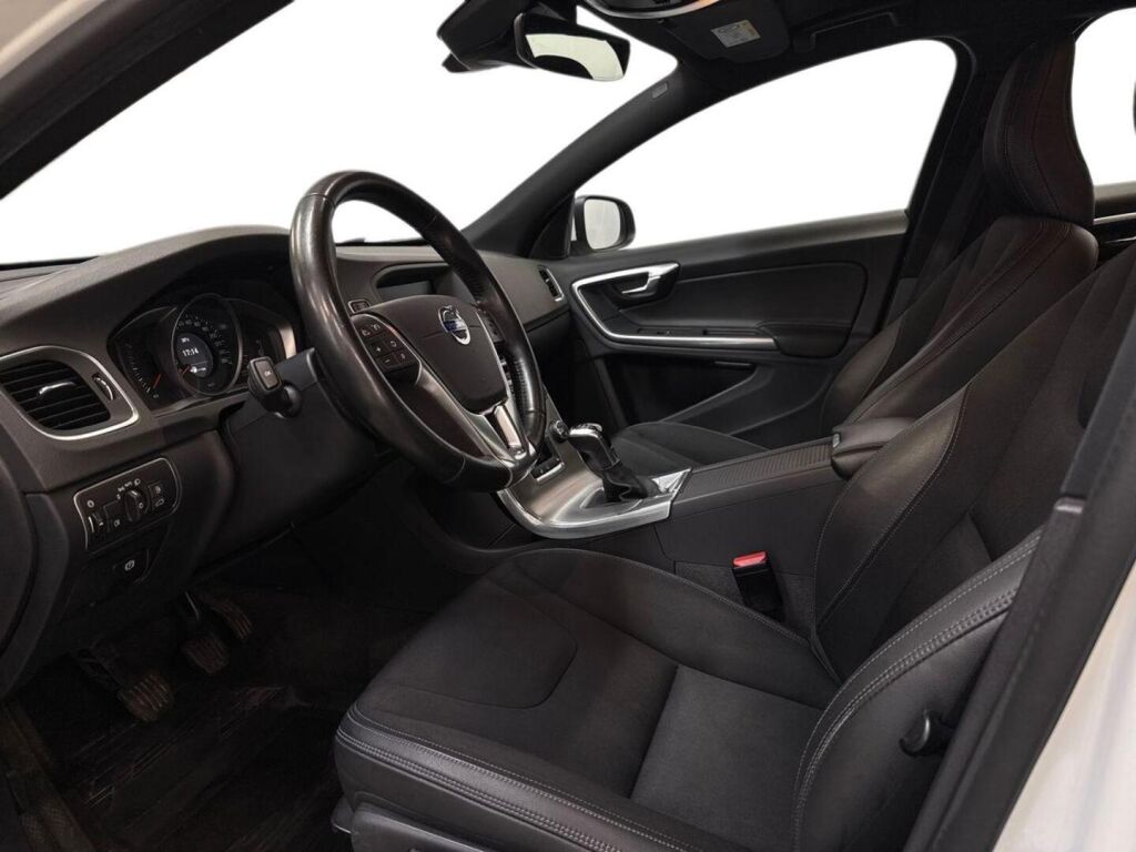 Volvo V60 2018 Valkoinen