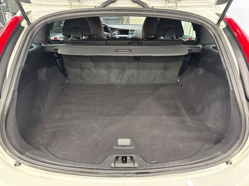 Volvo V60 2018 Valkoinen
