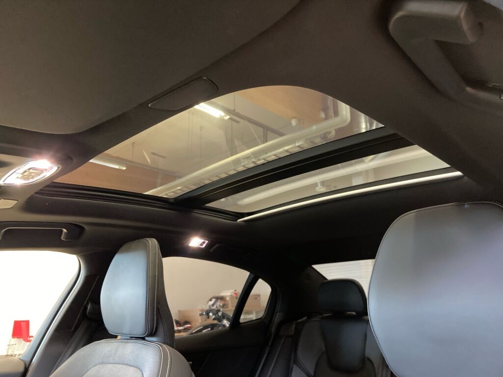 Volvo S60 2022 Musta