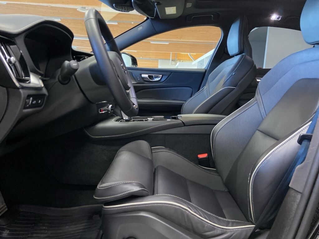 Volvo S60 2022 Musta