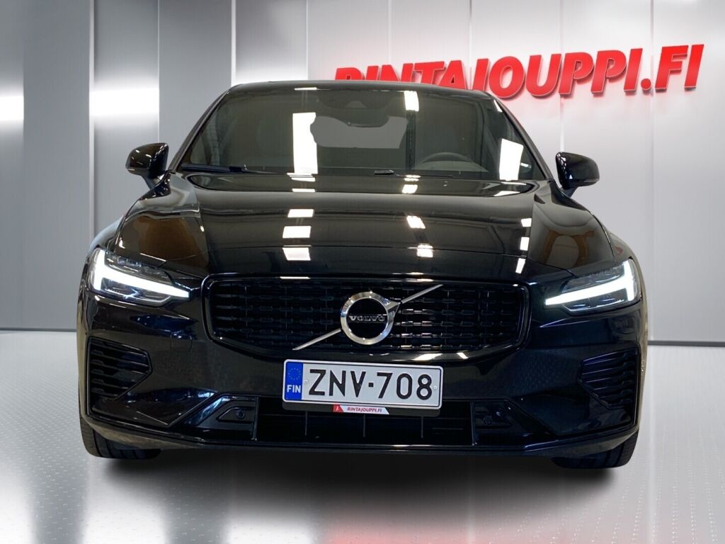 Volvo S60 2022 Musta