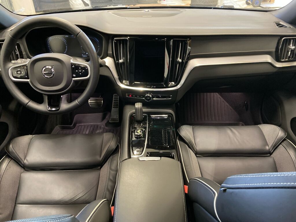 Volvo S60 2022 Musta