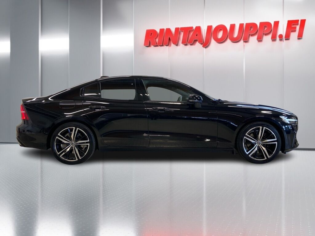 Volvo S60 2022 Musta