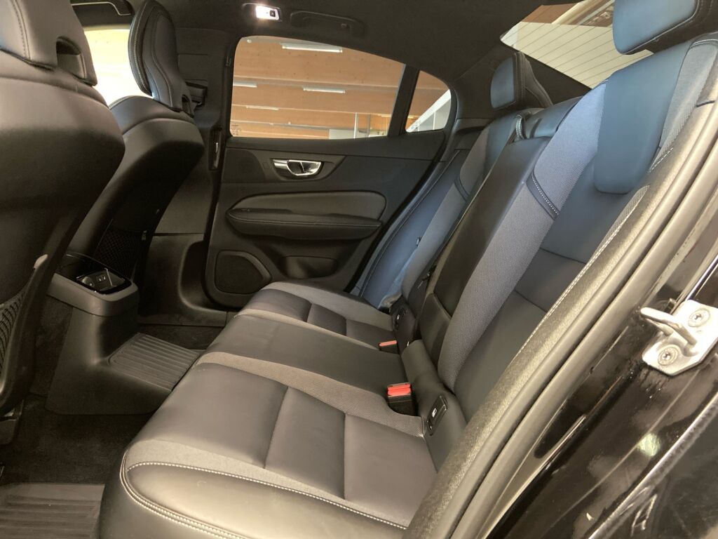 Volvo S60 2022 Musta