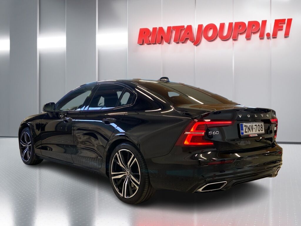 Volvo S60 2022 Musta