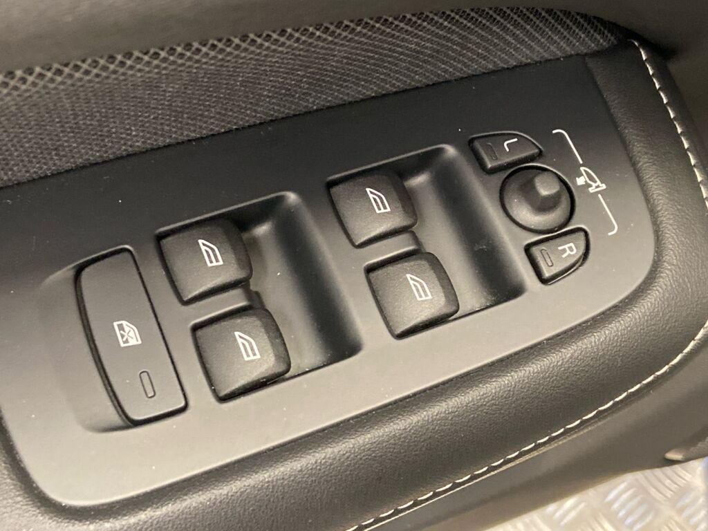 Volvo S60 2022 Musta