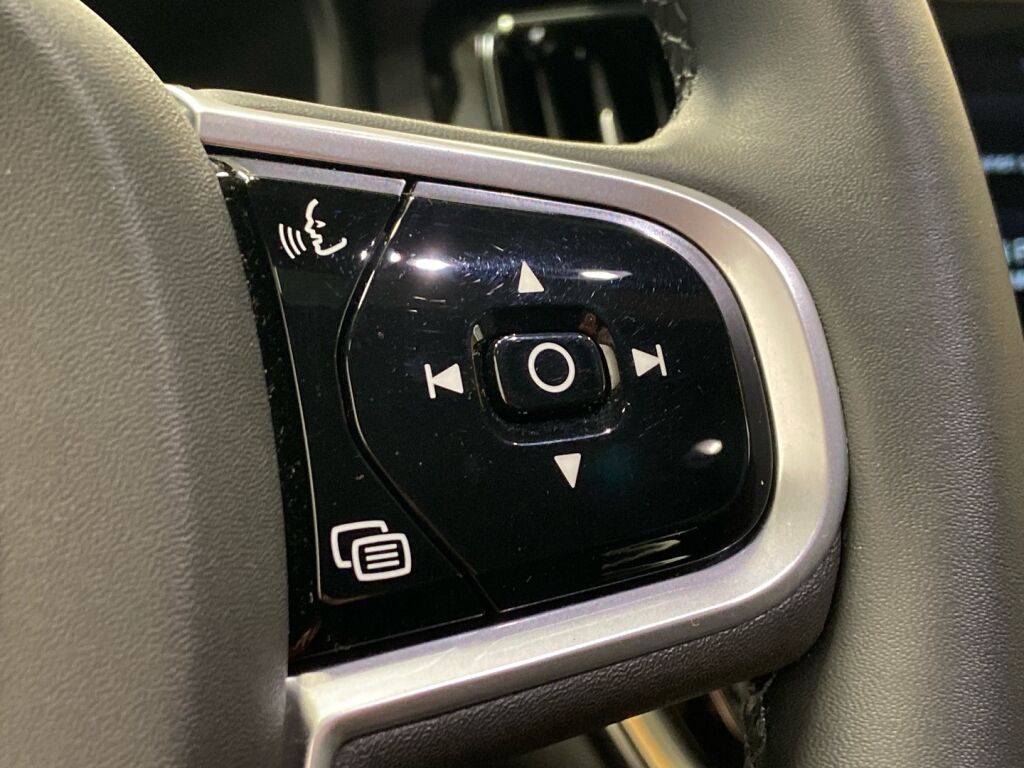 Volvo S60 2022 Musta