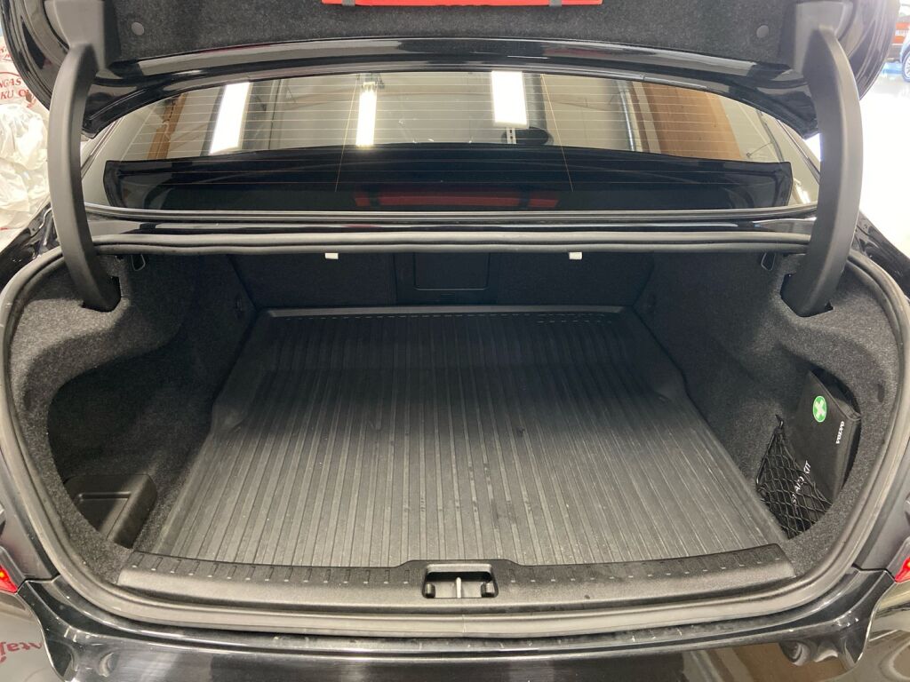 Volvo S60 2022 Musta