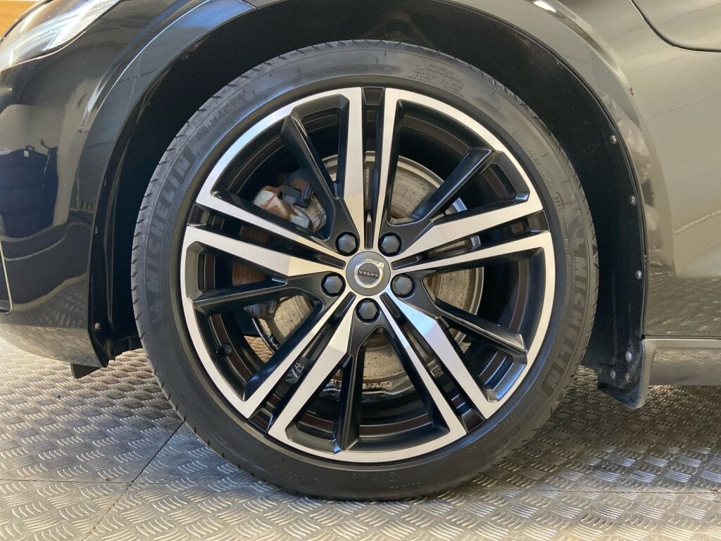 Volvo S60 2022 Musta