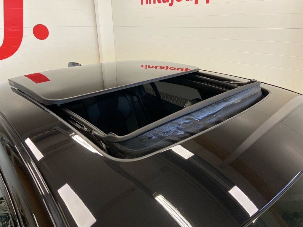 Volvo S60 2022 Musta