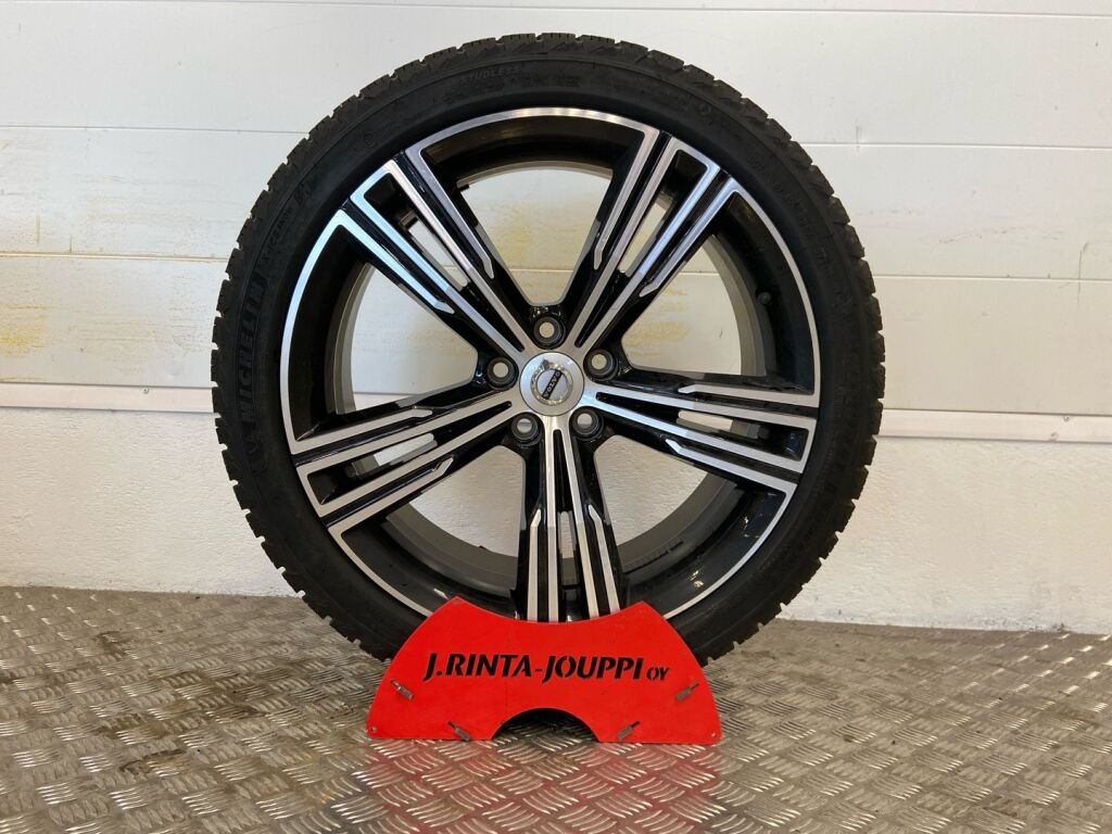 Volvo S60 2022 Musta