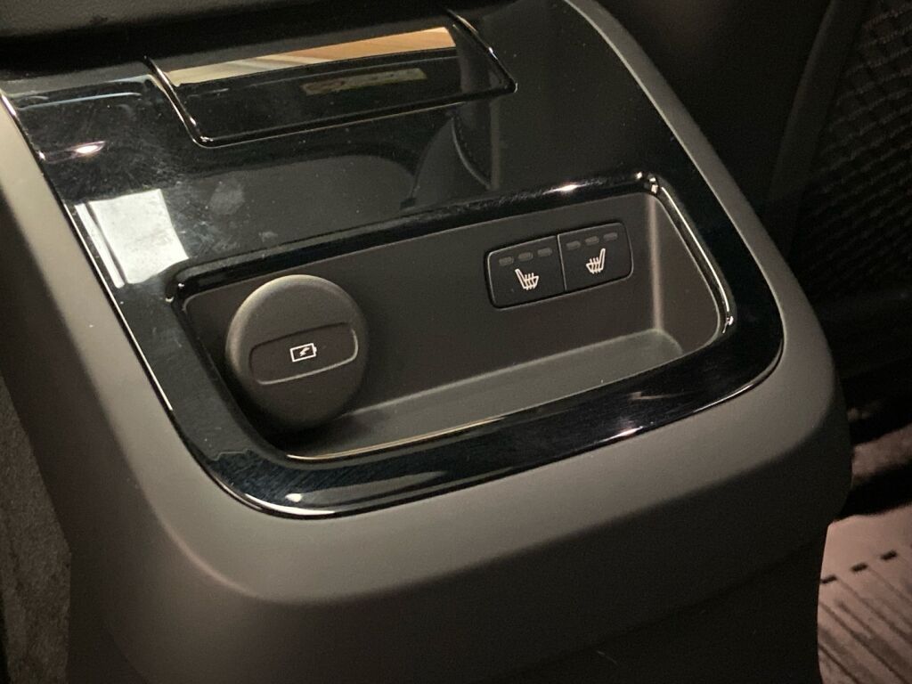 Volvo S60 2022 Musta