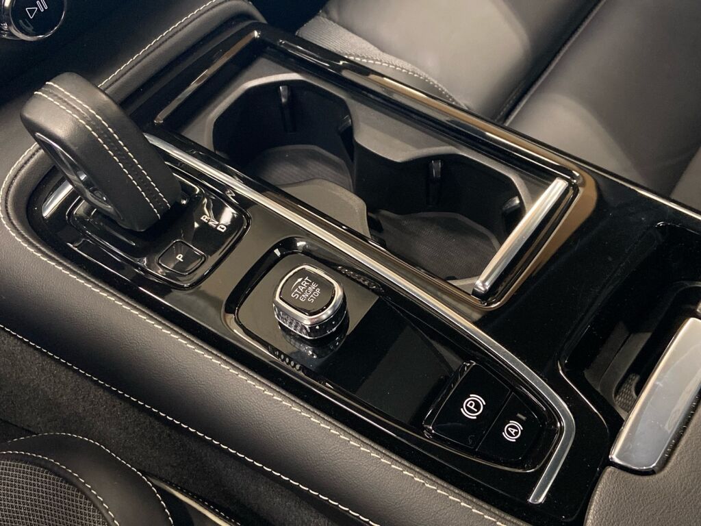 Volvo S60 2022 Musta