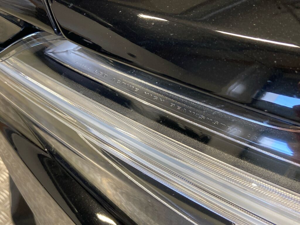 Volvo S60 2022 Musta