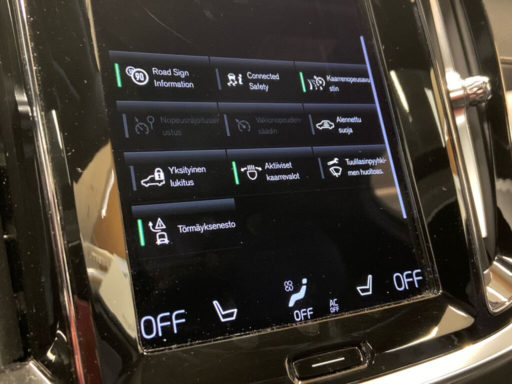 Volvo S60 2022 Musta