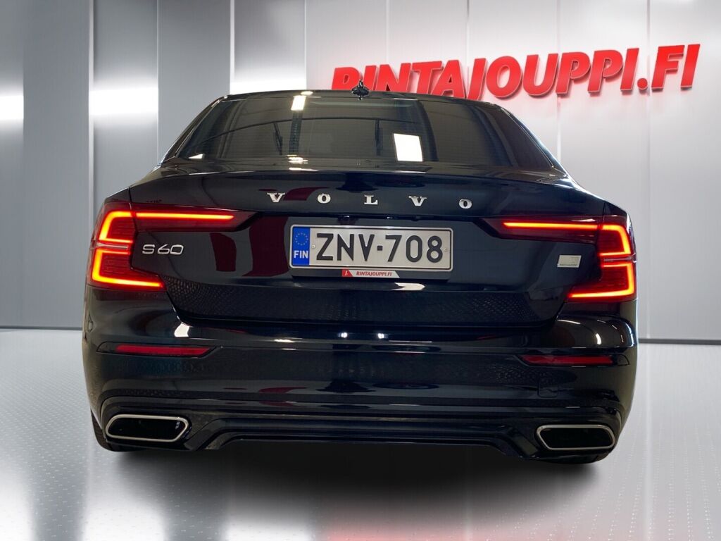 Volvo S60 2022 Musta