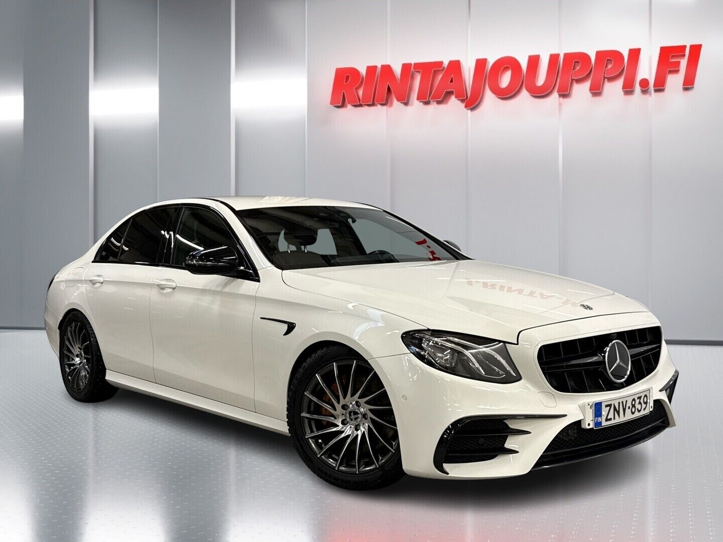 Valkoinen Mercedes-Benz E