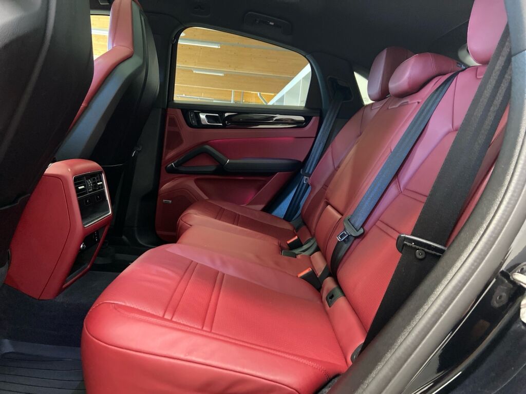 Porsche Cayenne 2022 Musta