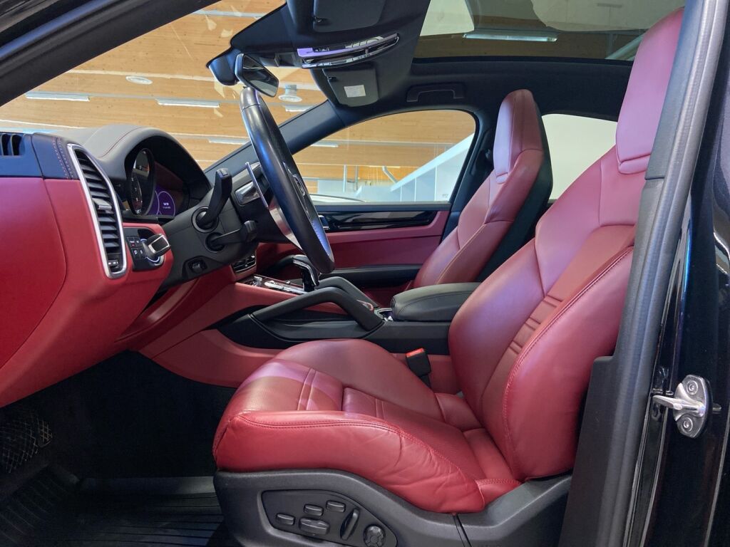 Porsche Cayenne 2022 Musta