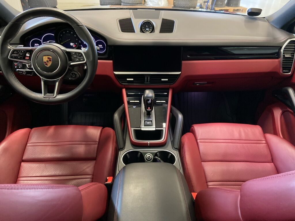 Porsche Cayenne 2022 Musta