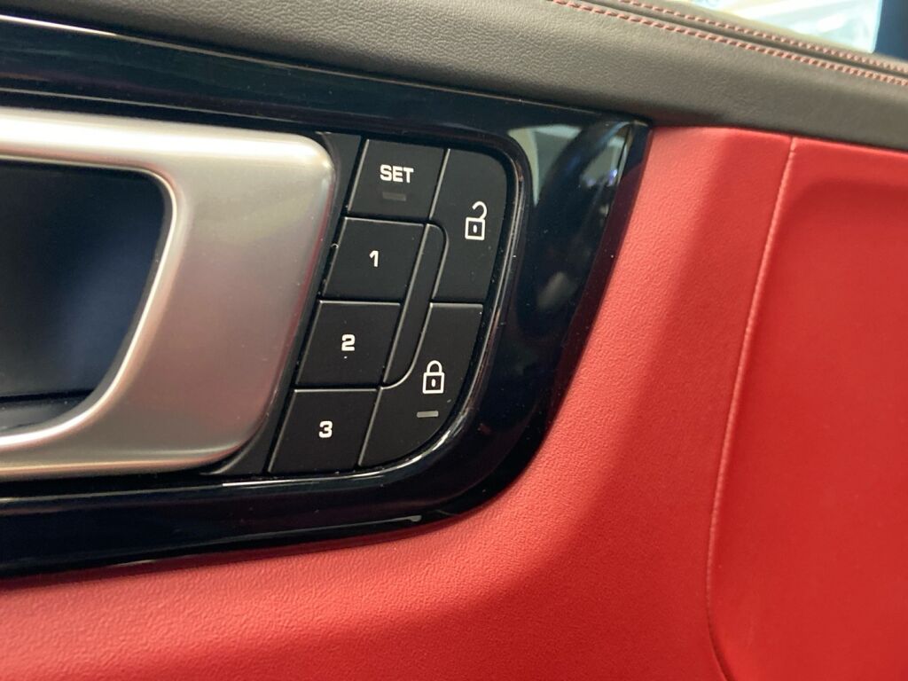 Porsche Cayenne 2022 Musta