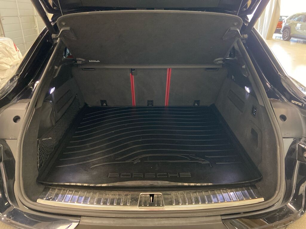 Porsche Cayenne 2022 Musta