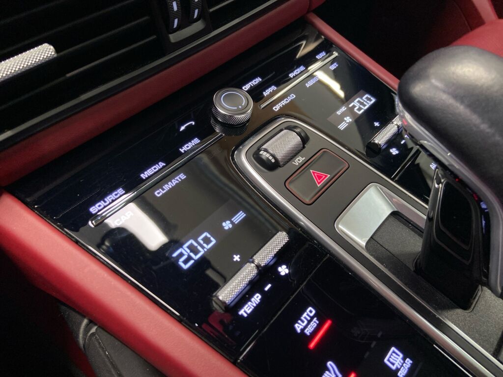 Porsche Cayenne 2022 Musta