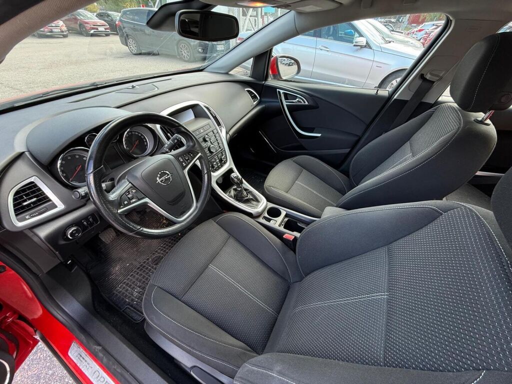 Opel Astra 2011 Punainen