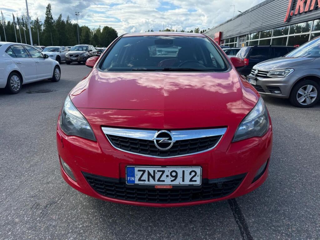 Opel Astra 2011 Punainen