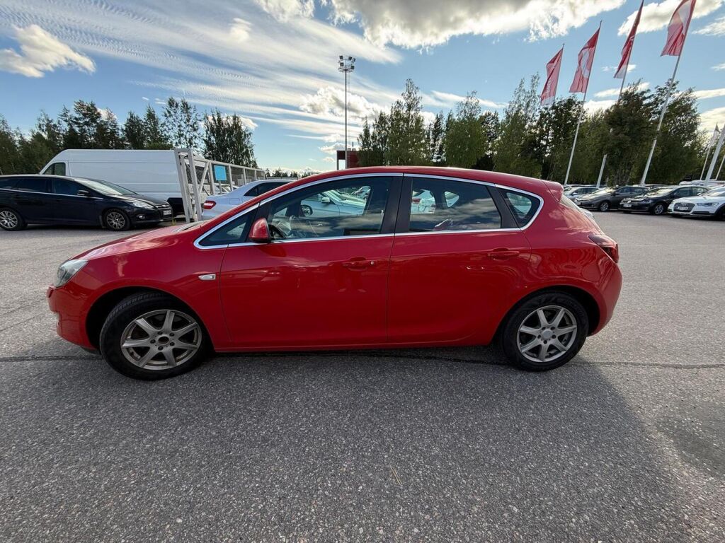 Opel Astra 2011 Punainen