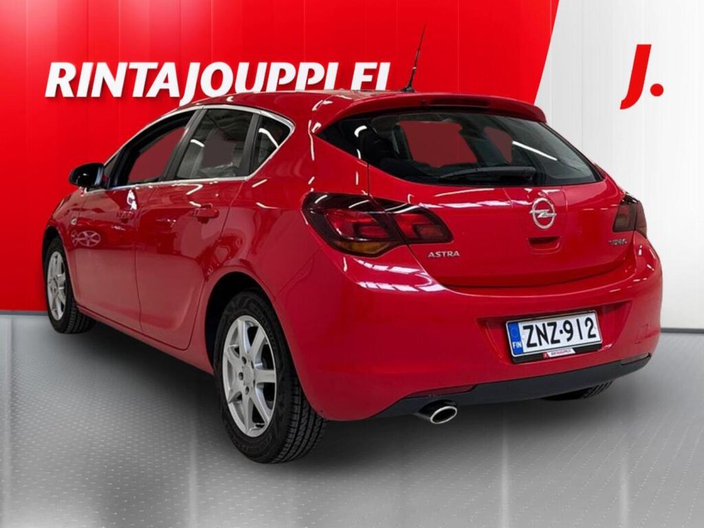 Opel Astra 2011 Punainen