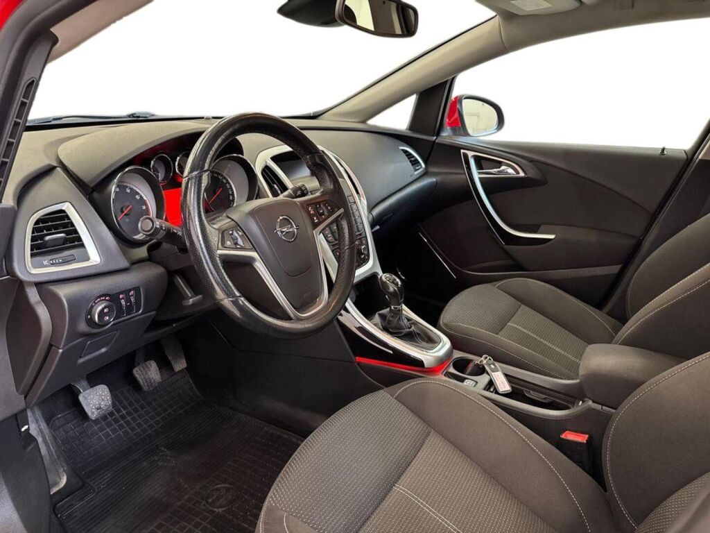 Opel Astra 2011 Punainen