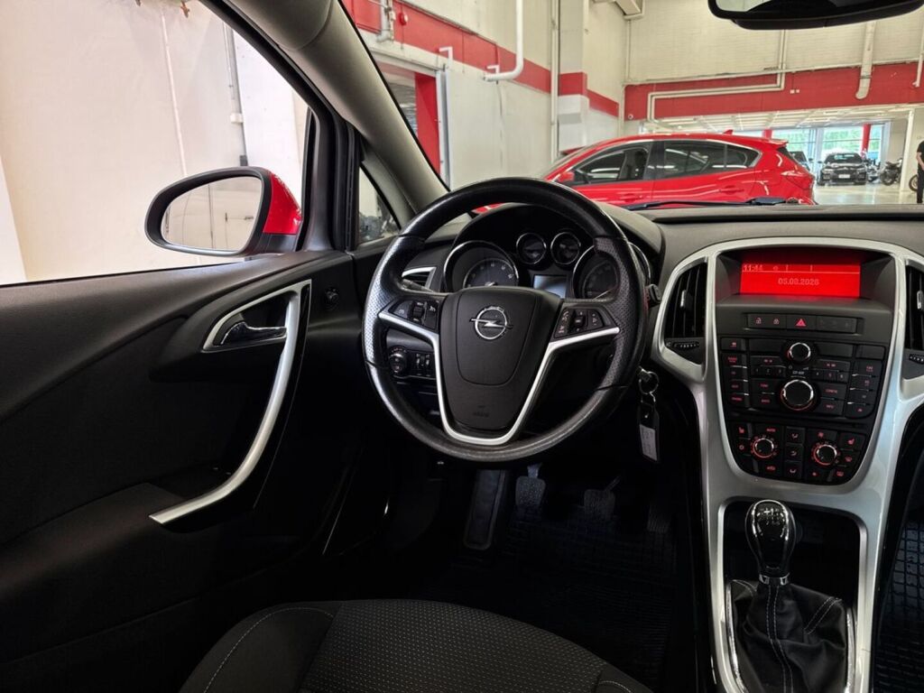 Opel Astra 2011 Punainen