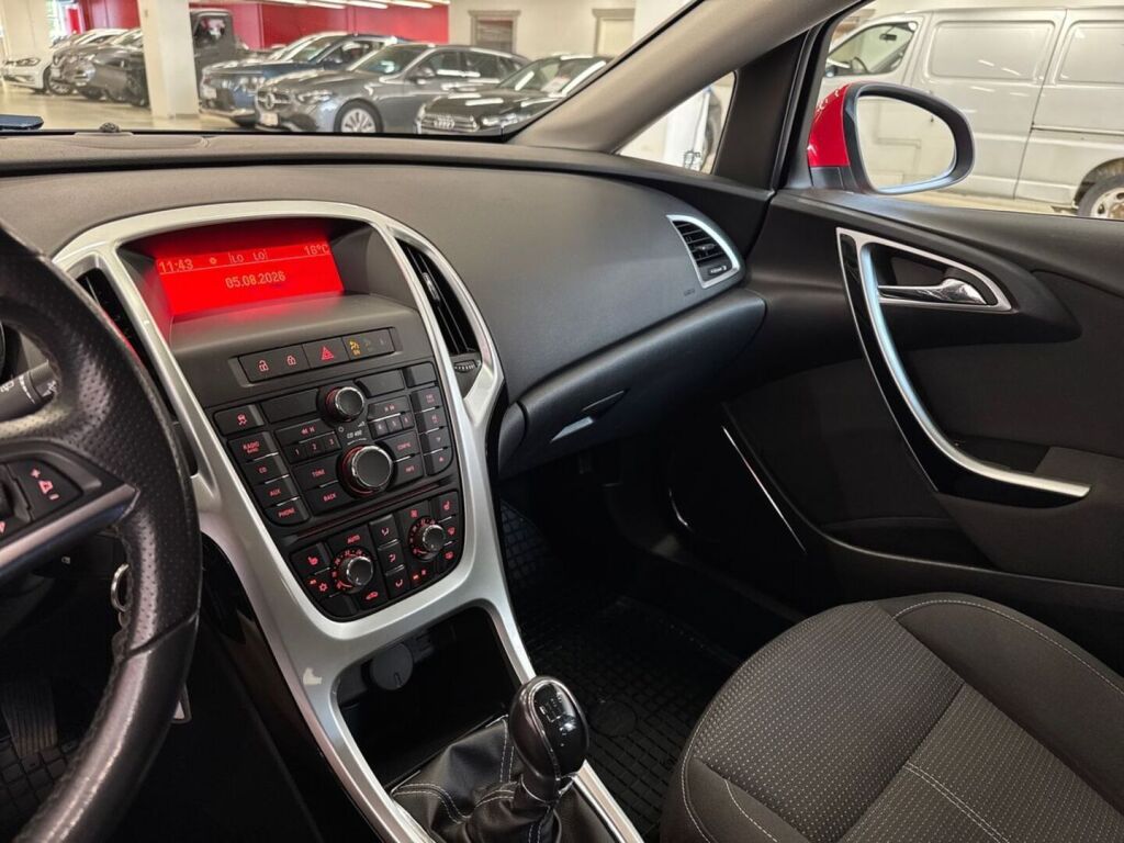 Opel Astra 2011 Punainen